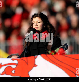 La chanteuse galloise Gwyneth Glyn effectuant à l'enterrement du rugby star Ray Gravell (15-11-07) Photo David Jones/PA Banque D'Images