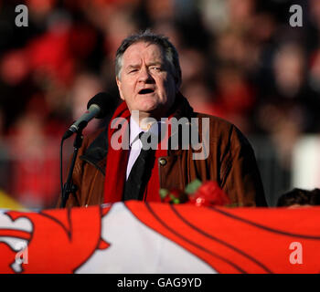 La chanteuse de folk gallois Dafydd Iwan et militant de la langue d'effectuer à l'enterrement du rugby star Ray Gravell (15-11-07) Photo David Jones/PA Banque D'Images