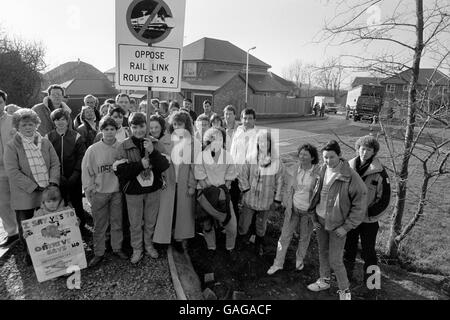 Les résidents de l'Oakhive Housing Estate, près de Maidstone dans le Kent, protestent aujourd'hui contre les projets de British Rail d'établir une liaison ferroviaire à grande vitesse entre Londres et le tunnel sous la Manche.Deux des routes proposées par BR traversent le centre du nouveau complexe. Banque D'Images