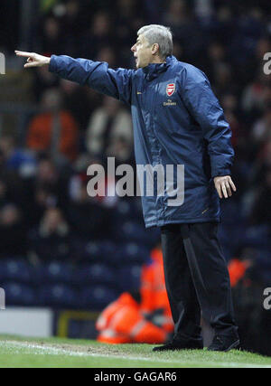 Arsene Wenger, gestionnaire d'Arsenal, lors du match de finale de la coupe Carling Quarter à Ewood Park, Blackburn. Banque D'Images