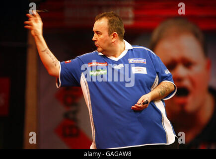 Phil Taylor en Angleterre en action contre Michael van Gerwen aux pays-Bas pendant le Championnat du monde des fléchettes à Alexandra Palace, Londres. Banque D'Images