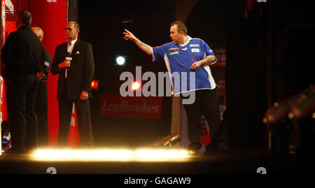 Phil Taylor en Angleterre en action contre Michael van Gerwen aux pays-Bas pendant le Championnat du monde des fléchettes à Alexandra Palace, Londres. Banque D'Images