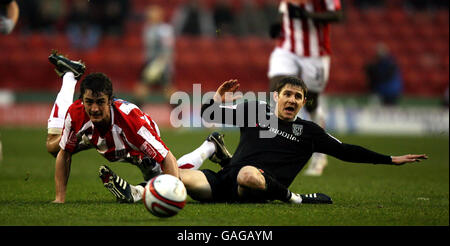 Danny Pugh de Stoke City (à gauche) et Zoltan Gera de West Bromwich Albion lors du match de championnat de la ligue de football Coca-Cola au stade Britannia, Stoke-on-Trent. Banque D'Images