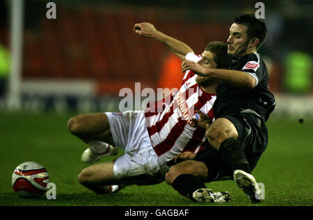 Richard Cresswell de Stoke City et Carl Hoefkens de West Bromwich Tussle d'Albion lors du match de championnat de la ligue de football Coca-Cola au stade Britannia, Stoke-on-Trent. Banque D'Images