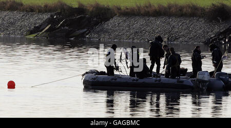 Des plongeurs de police sur la rivière Clyde où la recherche se poursuit pour le skipper manquant du remorqueur, le Flying Phantom, qui a chaviré dans un brouillard épais la semaine dernière. Banque D'Images