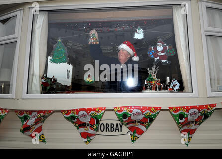 Diane Cooper présente des décorations dans sa caravane au Toll Bar près de Doncaster, où elle et sa famille célébreront Noël après l'inondation de sa maison il y a six mois. Banque D'Images