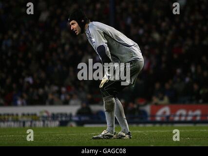 Soccer - Barclays Premier League - Blackburn Rovers / Chelsea - Ewood Park. Petr Cech de Chelsea est blessé pendant le match Banque D'Images