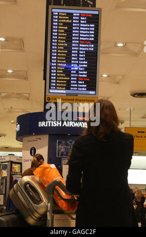 Les passagers du terminal 1 de l'aéroport d'Heathrow après un brouillard épais ont causé de nombreuses annulations de vol. Banque D'Images