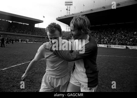 Football - FA Cup - demi-finale - Leeds United / Birmingham City.George Smith (r) de Birmingham City félicite Billy Bremner (l) de Leeds United d'avoir atteint Wembley Banque D'Images