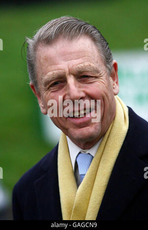 James Fox arrive pour le mariage de Billie Piper et de Laurence Fox à l'église paroissiale de Sainte-Marie à Easebourne, dans le West Sussex. Banque D'Images