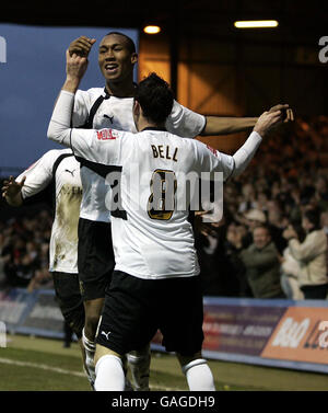 Calvin Andrew, de Luton Town, célèbre son but avec David Bell lors du match de la Coca-Cola football League One à Kenilworth Road, Luton. Banque D'Images