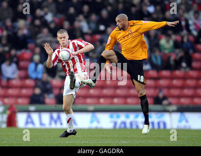 Ryan Shawcross de Stoke City et Caleb Folan de Hull City en action lors du match du championnat de football Coca-Cola au Britannia Stadium, Stoke. Banque D'Images