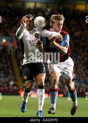 Football - FA Cup - troisième tour - Aston Villa v Manchester United - Villa Park.Cristiano Ronaldo de Manchester United (à gauche) et Martin Laursen de Aston Villa Banque D'Images