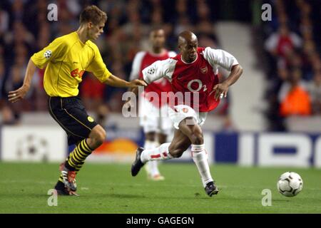 Football - Ligue des champions de l'UEFA - Groupe A - Arsenal / Borussia Dortmund.Sylvain Wiltord (r) d'Arsenal s'en prend à Sebastian Kehl de Borussia Dortmund Banque D'Images