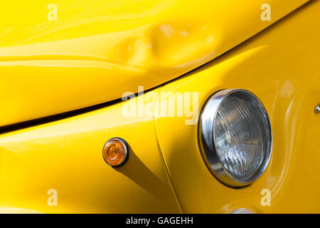 Vieille voiture voiture bashed, corps jaune vif Banque D'Images