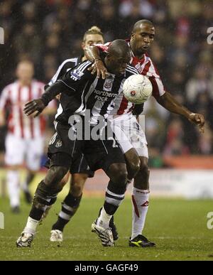 Football - FA Cup - troisième tour - Stoke City / Newcastle United - Britannia Stadium.Ricardo Fuller (à droite) de Stoke City et Abdoulaye Faye Faye De Newcastle United se battent pour le ballon. Banque D'Images