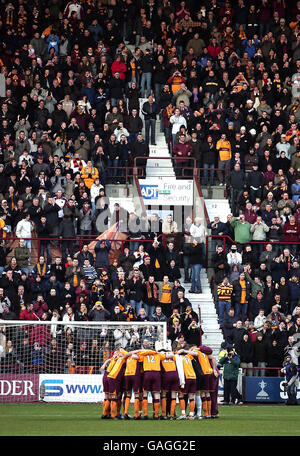 Football - Scottish FA Cup - quatrième tour - Heart of Midlothian v Motherwell - Tynecastle Stadium.Les joueurs et les fans de Motherwell rendent hommage à Phil O'Donnell lors du quatrième tour de la coupe Scottish FA au stade Tynecastle, à Édimbourg. Banque D'Images