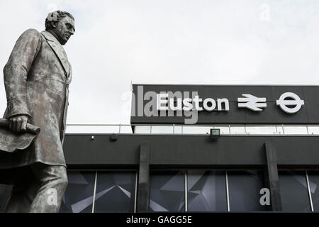 Statue de Robert Stephenson, ingénieur des chemins de fer par Carlo Marochetti devant l'entrée de la gare de Euston, Euston, Londres, UK Banque D'Images