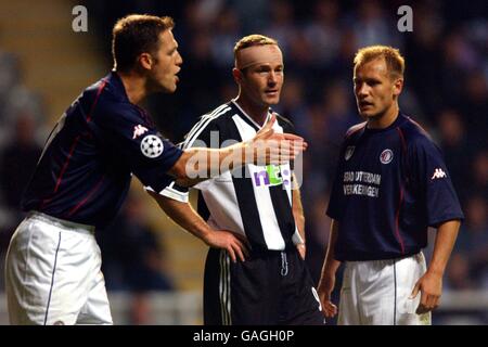 Patrick Paauwe (l) et Tomasz Rzasa (r) de Feyenoord gardent un Surveillez de près Alan Shearer (c) de Newcastle United attend qu'un coin soit pris Banque D'Images