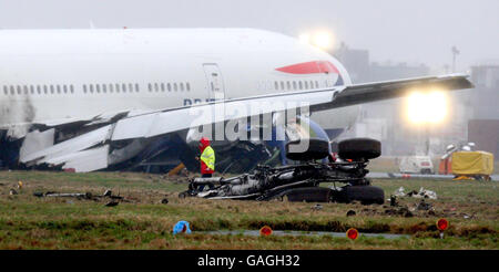 Un Boeing 777 de British Airways se trouve au pied de la piste sud après son atterrissage en catastrophe à l'aéroport d'Heathrow hier. Banque D'Images