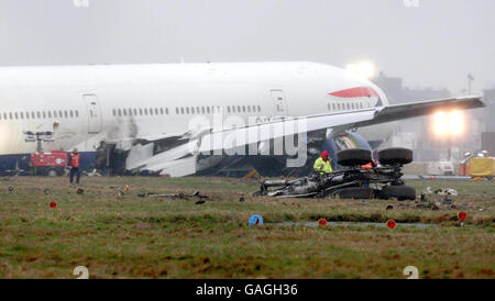 Un Boeing 777 de British Airways se trouve au pied de la piste sud après son atterrissage en catastrophe à l'aéroport d'Heathrow hier. Banque D'Images