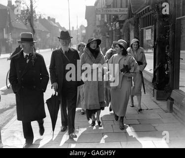 British Theatre - Shakespeare Memorial Theatre - Stratford-upon-Avon - 1932.George Bernard Shaw arrivée pour l'ouverture du Stratford Shakespeare Memorial Theatre. Banque D'Images