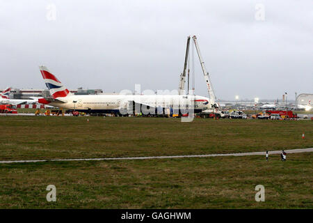 Le Boeing 777 de British Airways se trouve au pied de la piste sud tandis que les enquêteurs tentent de déterminer aujourd'hui ce qui a causé le dysfonctionnement à bord du vol BA038 lorsqu'il s'est approché de l'aéroport d'Heathrow. Banque D'Images