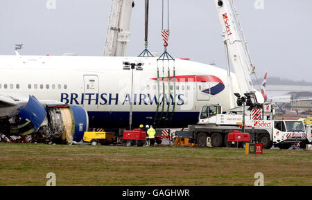 Le Boeing 777 de British Airways se trouve au pied de la piste sud tandis que les enquêteurs tentent de déterminer aujourd'hui ce qui a causé le dysfonctionnement à bord du vol BA038 lorsqu'il s'est approché de l'aéroport d'Heathrow. Banque D'Images