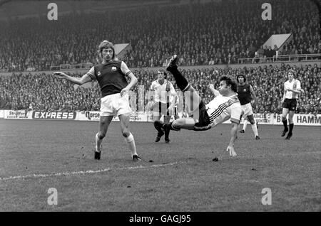 Soccer - première division de l'anglais - West Ham United / Manchester United.Alan Taylor, de West Ham United, regarde son tir dégagé de la ligne par Tommy Jackson de Manchester United Banque D'Images