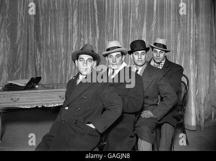 Les quatre frères Marx américains arrivent à Londres, de gauche à Chico, Harpo, Groucho et Zeppo. Banque D'Images