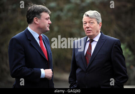 Le secrétaire d'État à l'enfance, à l'école et à la famille, Ed Balls (à gauche) et le secrétaire d'État à la Santé, Alan Johnson, de l'école primaire Green Dragon, à Brentford, avant leur annonce d'une stratégie pangouvernementale de lutte contre l'obésité. Banque D'Images