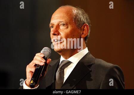 Vodafone McLaren Mercedes Manager Ron Dennis lors du lancement de la Vodafone McLaren Mercedes MP4-23 au musée Mercedes-Benz à Stuttgart. Banque D'Images