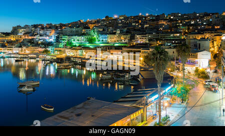 Athènes, Grèce, du 17 novembre 2015. Port de Mikrolimano Peraeus contre les lumières de la ville. Banque D'Images