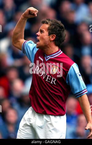 Lee Hendrie d'Aston Villa célèbre le premier but d'Aston Villa Contre Everton Banque D'Images