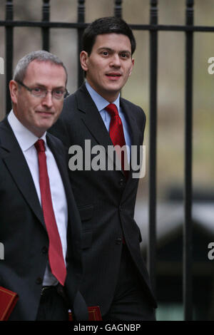 Le secrétaire d'entreprise John Hutton (à droite) et le secrétaire d'État aux Affaires étrangères David Miliband (au centre) arrivent ce matin pour une réunion du cabinet au 10, Downing Street, à Londres. Banque D'Images