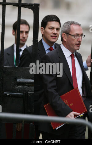 Le secrétaire d'entreprise John Hutton (à droite) et le secrétaire d'État aux Affaires étrangères David Miliband (au centre) arrivent ce matin pour une réunion du cabinet au 10, Downing Street, à Londres. Banque D'Images