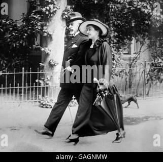 L'ex-Kaiser Wilhem II marchant dans les rues de Doorn avec sa femme, la princesse Hermine. Banque D'Images