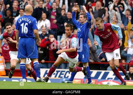 Football - FA Barclaycard Premiership - Aston Villa v Everton.Lee Hendrie, d'Aston Villa, célèbre le but gagnant alors que les joueurs d'Everton sont découragés Banque D'Images