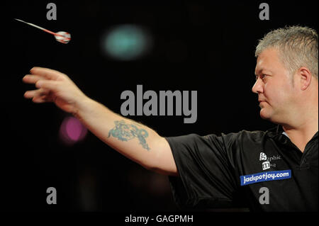 Darryl Fitton en action pendant son quart de finale de perte à Mark Webster pendant le BDO World Darts Championship, Frimley Green, Surrey. Banque D'Images