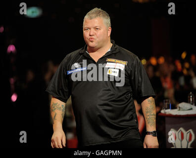 Darryl Fitton fait une chance manquée lors de sa perte finale de quater à Mark Webster pendant le Championnat du monde des fléchettes de BDO, Frimley Green, Surrey. Banque D'Images