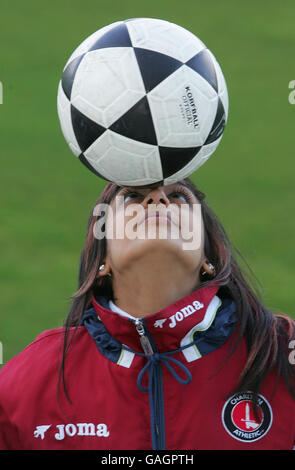 Le footballeur Vanisha Patel, 15 ans, de Kent, nommé aux British Asian Sports Awards, en compagnie de l'ex-star de cricket de l'Angleterre Mark Ramprakash (R) au terrain de cricket Brit Oval dans le sud de Londres, en prévision des British Asian Sports Awards du mois prochain. Banque D'Images