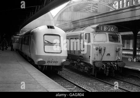 Le prototype de train à grande vitesse de 120 km/h de British Rail (à gauche) à la gare de Paddington après son premier trajet public depuis Bristol. Il est prévu de faire deux voyages dans chaque sens du lundi au vendredi. Pendant les essais, le super train a établi un record de vitesse du monde diesel de 143 mph. Banque D'Images