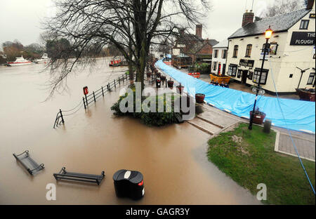 Section de la barrière mobile contre les crues de plus de 300 mètres en place le long des rives de la rivière à Upton-upon-Severn, dans le Worcestershire. Banque D'Images