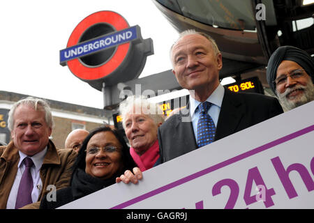Le maire de Londres, Ken Livingstone, lance aujourd'hui sa campagne électorale Mayoral à la station de métro Southwark à Londres en annonçant que les « passes pour la liberté » seront valables pendant 24 heures, si elles sont réélues. Banque D'Images