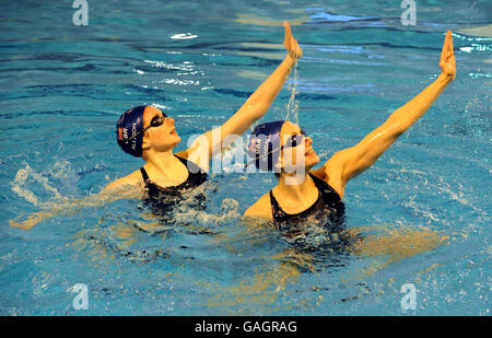 Le duo de natation synchronisé de GBR Olivia Allison (à gauche) et Jenna Randall s'exercent dans le complexe de la piscine olympique lors d'une conférence de presse pour annoncer le lieu du camp de préparation de l'équipe GB pour les Jeux Olympiques de Londres 2012, au centre sportif Aldershot Garrison, à Aldershot. Banque D'Images