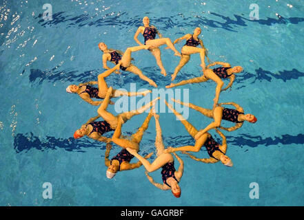 L'équipe de natation synchronisée olympique de Grande-Bretagne en action au complexe de la piscine olympique lors d'une conférence de presse pour annoncer le lieu du camp de préparation de l'équipe GB pour les Jeux Olympiques de Londres 2012, au centre sportif Aldershot Garrison, Aldershot. Banque D'Images