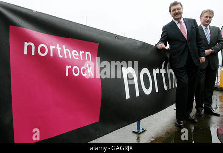 Président de Northern Rock Bryan Sanderson et chef de la direction Andy Kuipers à l'extérieur de Newcastle Metro Arena après une réunion sur la vente proposée de la Banque. Banque D'Images