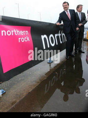 Président de Northern Rock Bryan Sanderson et chef de la direction Andy Kuipers à l'extérieur de Newcastle Metro Arena après une réunion sur la vente proposée de la Banque. Banque D'Images