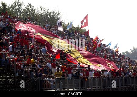 Course automobile Formula One - Grand Prix d'Italie - course. Les fans de Ferrari avec un drapeau géant applaudissent leur équipe Banque D'Images