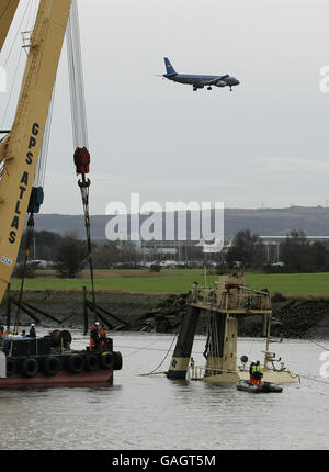 Le sommet du Flying Phantom Tug est visible comme la barge, GPS Atlas, qui est capable de lever 400 tonnes, continue son opération de récupération sur la rivière Clyde. Banque D'Images